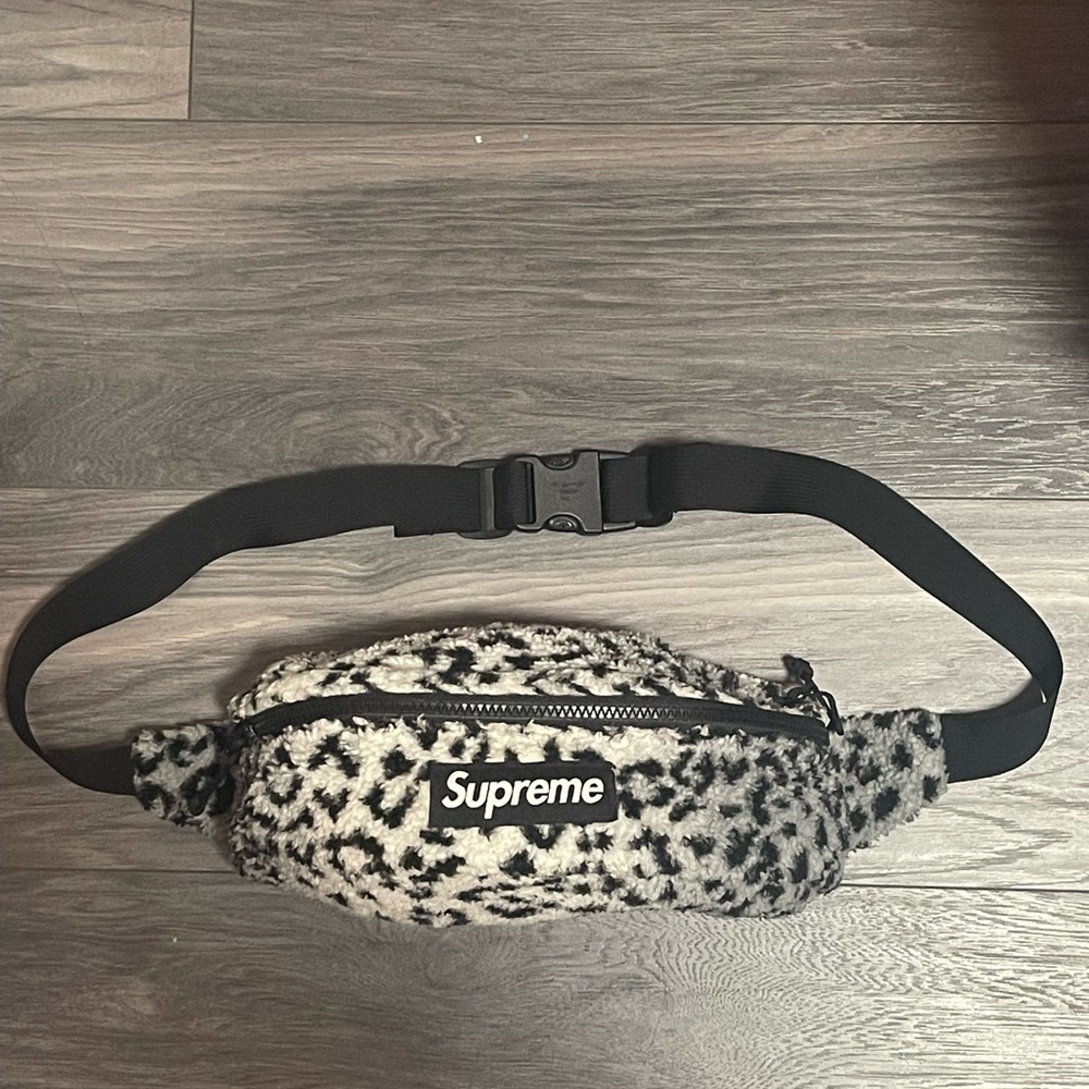Supreme FW17 White Leopard Print Fleece Waist Bag | BRAND NEW - Picture 1 of 2